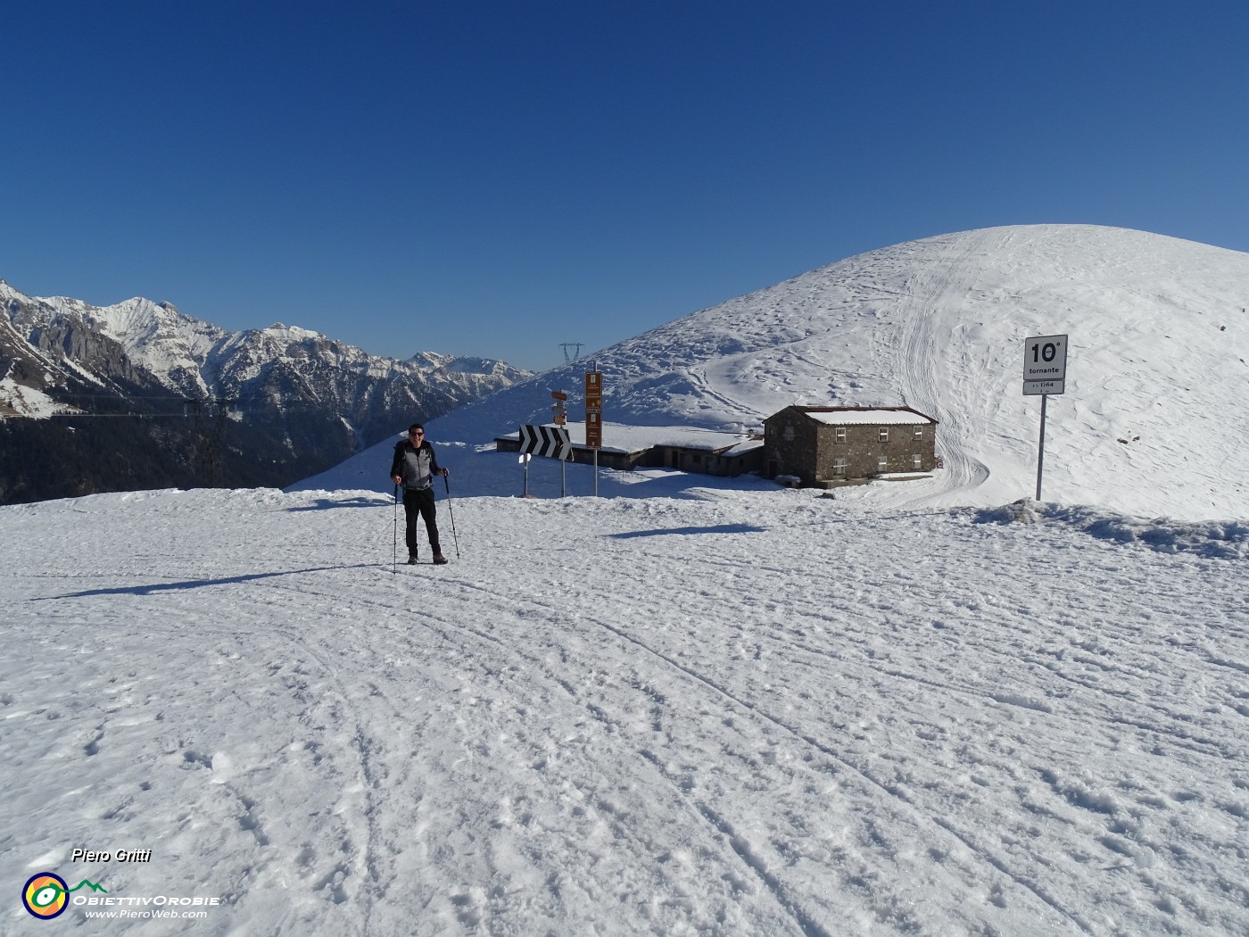 62 Raffaele rientra dalla salita-discesa sul Montu (1854 m).JPG